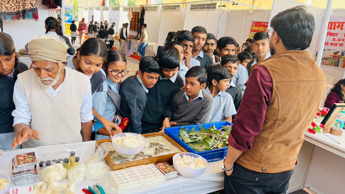 CmertiCsb's tweet photo. CSB-REC, Ahmedabad showcased various silk types &amp; silk products under SMOI at #MegaExpo “VISION RAJASTHAN 2026” held at Shirohi, Rajasthan. Hon’ble MP of Jalore–Shirohi, Shri. Lumbaram Choudhary, visited the CSB stall, appreciated the live demonstration of Eri silkworm rearing. https://t.co/LB1HW3o7BT
