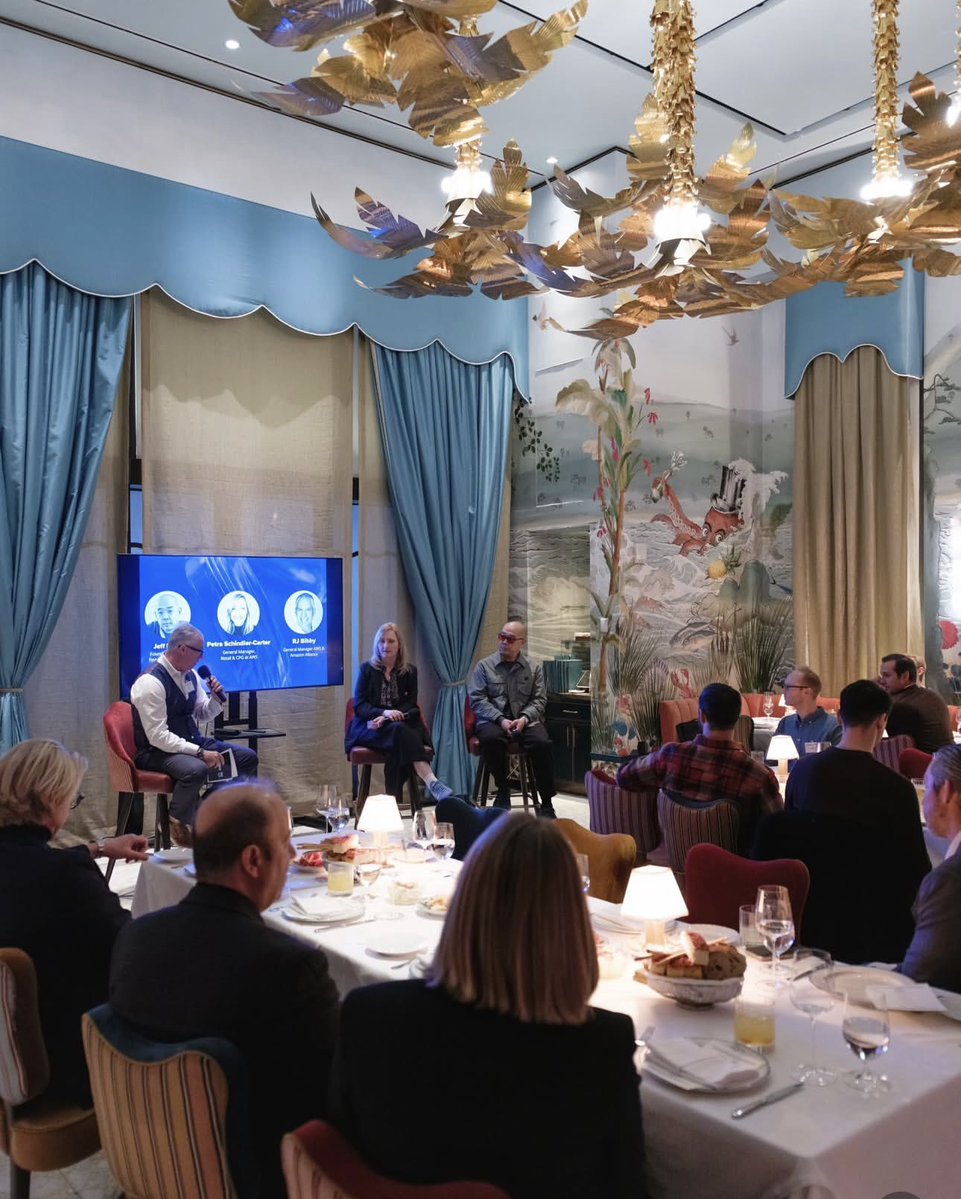 drdan976's tweet image. I wonder if anyone in the room knows about @jeffstaple’s alleged fraud he pulled on @stapleverse holders.