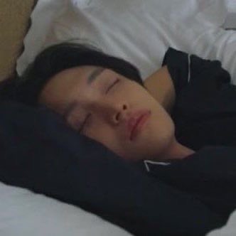 먼저 일어난 끼끼가 본 삔리지아 누나 자는 모습 이정도로 졸귀여서 끼끼 일부러 누나 안 깨움