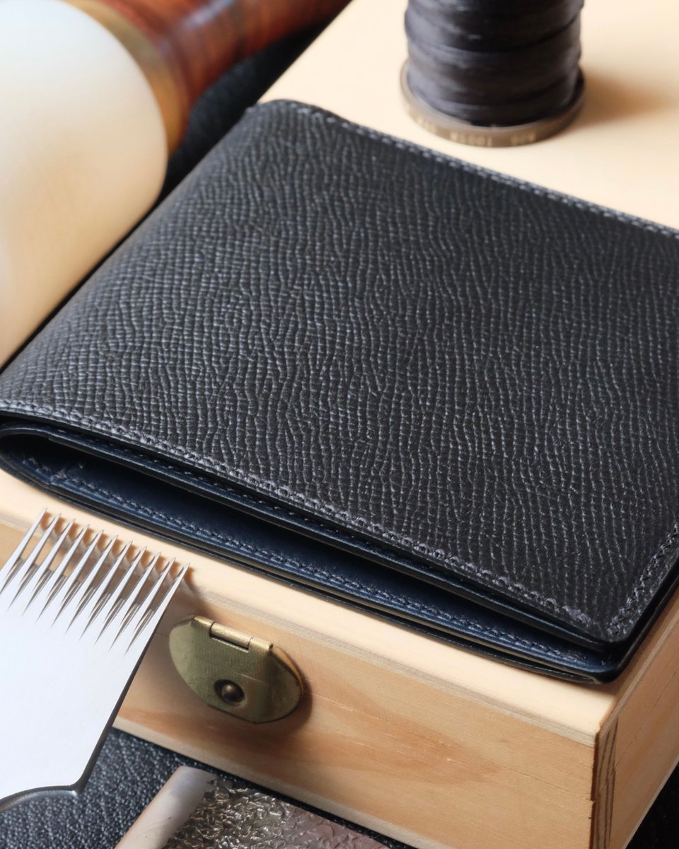 AtelierDecoster's tweet image. Portefeuille 35 en veau Epsom noir, intérieur en veau Baranil marine, fil noir, peinture noire et initiales en or véritable #atelierdecoster #decoster #artisan #handmade #handstiched #handmadeinbelgium #madeinbelgium #handmadewallet #bespokewallet #customwallet