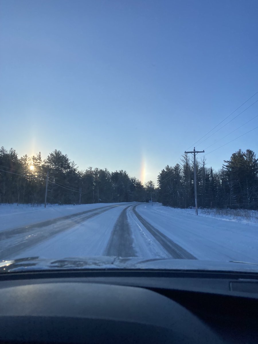 GKC155's tweet photo. Sun pillars this cold is good for some things https://t.co/FOTXz9YW4g