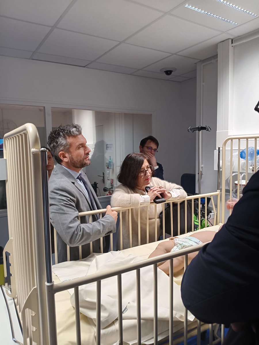 ac_orleanstours's tweet photo. Ensuite, à l’université de Tours, ils ont visité #MEDISIM, la plateforme de simulation en santé.
Elle offre de nombreux espaces pédagogiques : salles immersives, espaces procéduraux, réalité augmentée, impression 3D... pour former les professionnels de santé de demain🩺 https://t.co/UC9w8AwLN1
