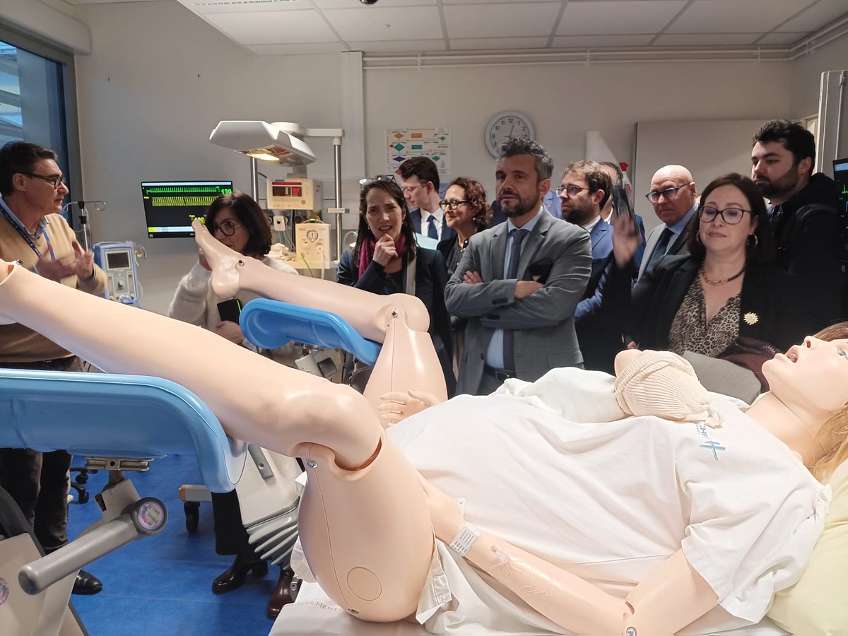 ac_orleanstours's tweet photo. Ensuite, à l’université de Tours, ils ont visité #MEDISIM, la plateforme de simulation en santé.
Elle offre de nombreux espaces pédagogiques : salles immersives, espaces procéduraux, réalité augmentée, impression 3D... pour former les professionnels de santé de demain🩺 https://t.co/UC9w8AwLN1