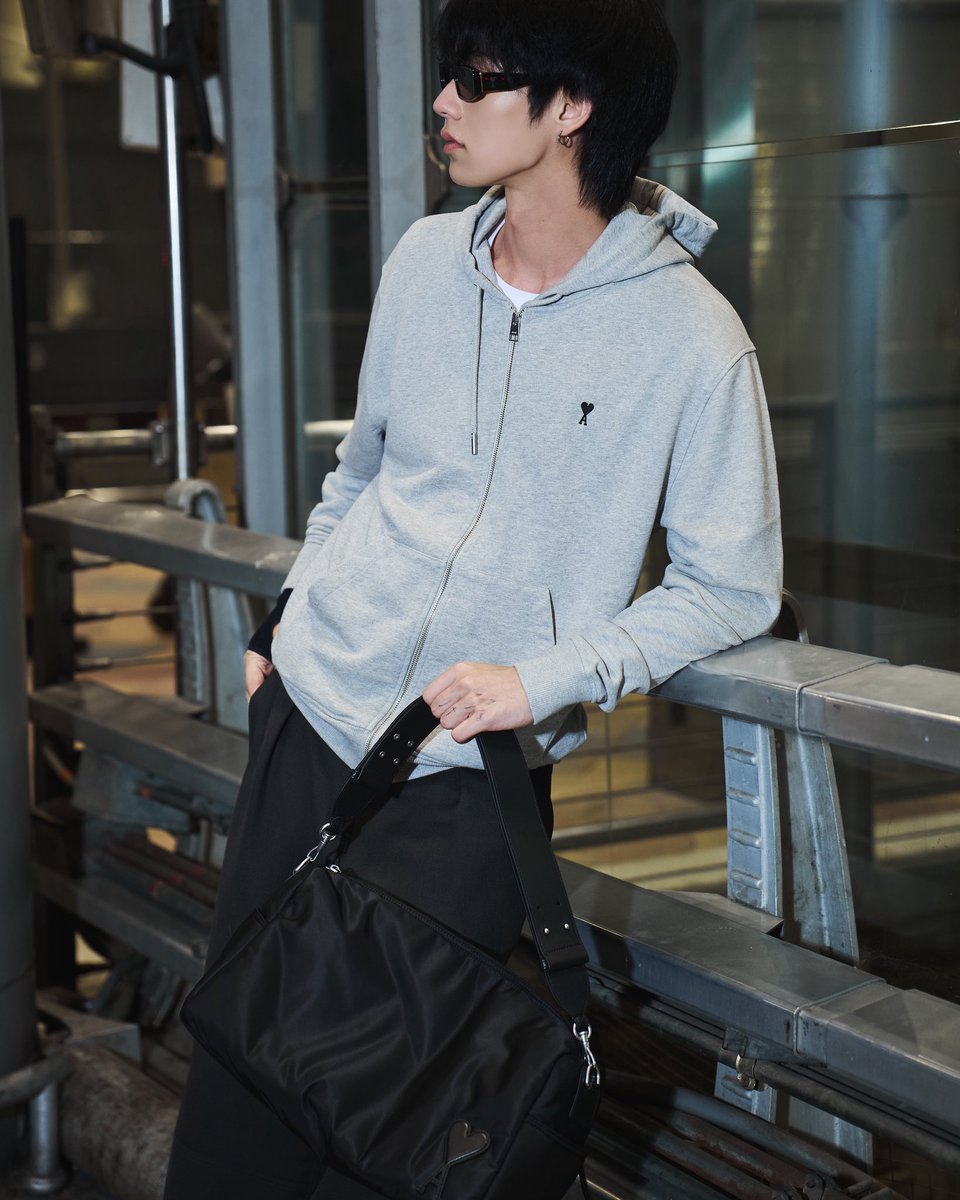 ElleMenThailand's tweet image. #ELLEMENAirportLook พาส่องลุคหนุ่ม ไบร์ท–วชิรวิชญ์ สำหรับออกเดินทางสู่กรุงปารีสเป็นครั้งที่ 3 ร่วมกับ #AmiParis เพื่อเข้ารับชมแฟชั่นโชว์ FW26 โดย Alexandre Mattiussi ซึ่งจะจัดขึ้นในคืนวันพฤหัสบดีที่ 22 มกราคม เวลา 02.00 น. (ตามเวลาประเทศไทย)

#AmiFW26 
#AmiParisxBRIGHT
#bbrightvc