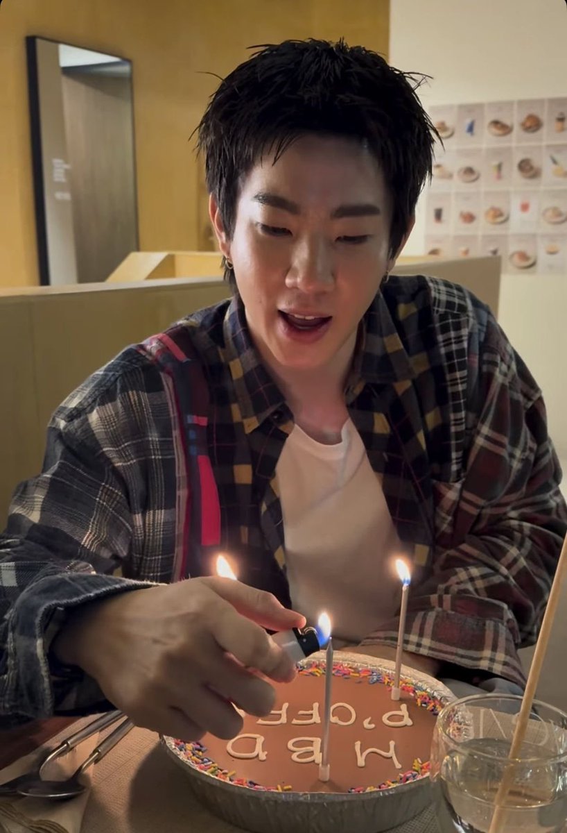 filmpcppr's tweet image. hap hap @off_tumcial อวยพรพี่เป็นปีที่9แล้วดีใจจัง ขอบคุณที่เกิดมานะ ปีนี้ก็จะขอให้พี่ออฟแข็งแรงๆสุขภาพดีทั้งปีเลยนะยิ่งโตสุขภาพยิ่งสำคัญที่สุดจริงๆอะเนาะ5555 ไม่ว่าพี่จะอยู่ไหนก็ขอให้พี่เป็นที่รักถูกโอบกอดด้วยความรักอยู่เสมอเลยนะ~~ รักพ่อออ🎂👨🏻‍🦳🩵🤏🏻 #ExtraOffdinaryDay2026