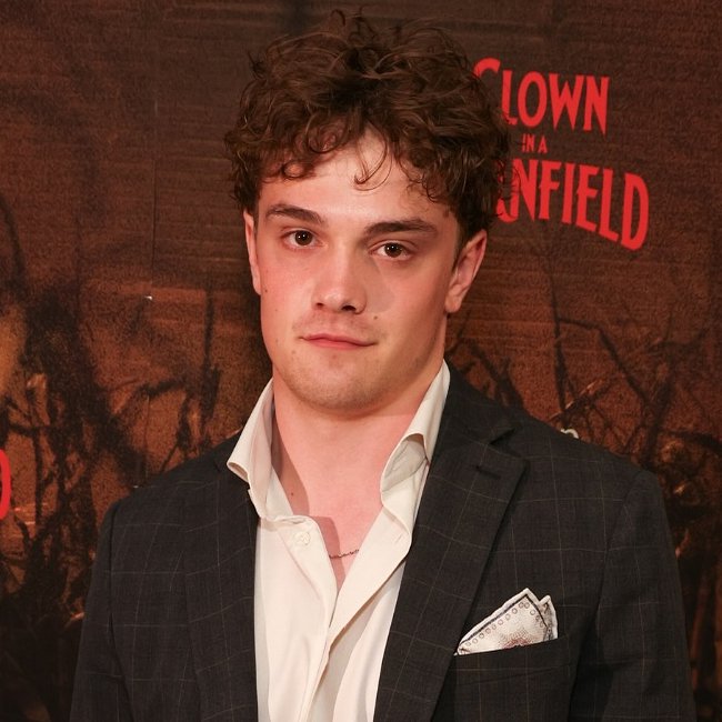 ClowninACornBR's tweet image. Vincent Muller relembra que a última cena do filme foi, na verdade, a primeira que eles gravaram:

“Deveríamos ter tido um ano ou algo assim para construir uma química e eu praticamente os conheci naquela manhã [risos]. Mas essa é a parte de ser ator e adorei o resultado.”