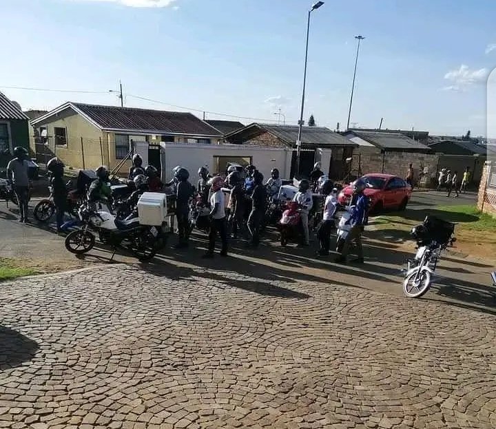 MasaabaRhodin's tweet image. I ordered 30 Pizza by mistake because of poor network💔🤣😭