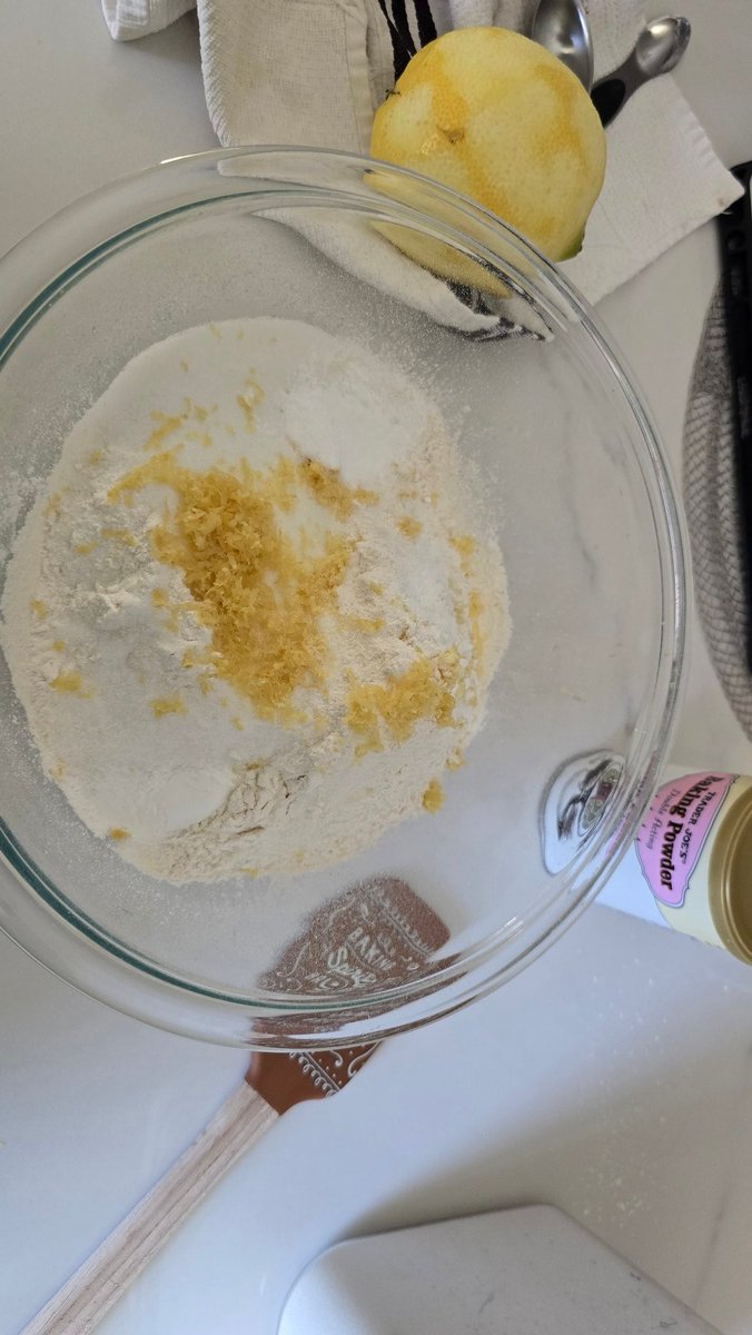 jcae2008's tweet image. Lemon Blueberry Scones...
Who's ready for one?
#BakingVibes #CookingVibes #JdsKitchen