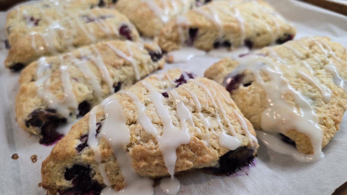 jcae2008's tweet image. Lemon Blueberry Scones...
Who's ready for one?
#BakingVibes #CookingVibes #JdsKitchen