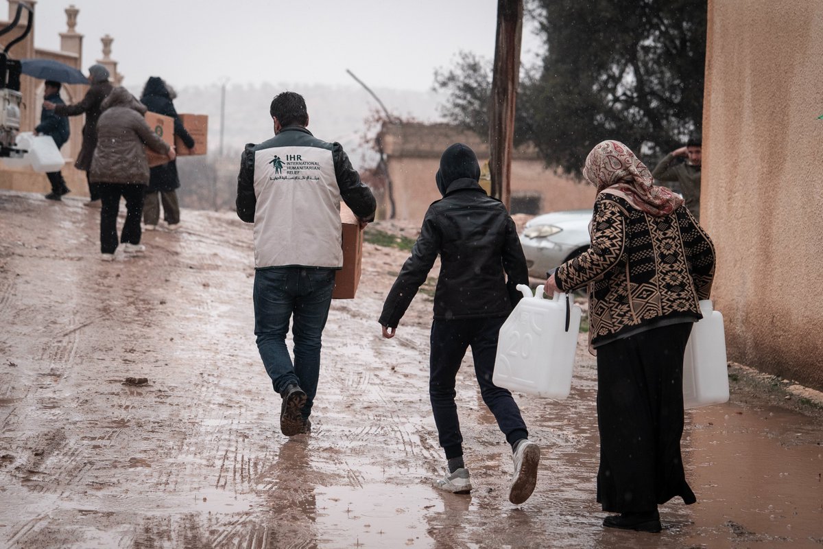 وزع فريقنا سلل نظافة على أهلنا الذين نزحوا من مدينة حلب، ضمن استجابة طارئة في منطقة عفرين، وذلك بالتعاون مع منظمة أوكسفام.

هدفت هذه المساعدات إلى تأمين الاحتياجات الأساسية
للعائلات التي تضررت في ظروف النزوح الصعبة.
كان فريقنا حاضرًا ميدانيًا على الأرض، بهدف الوصول إلى 1,500 أسرة