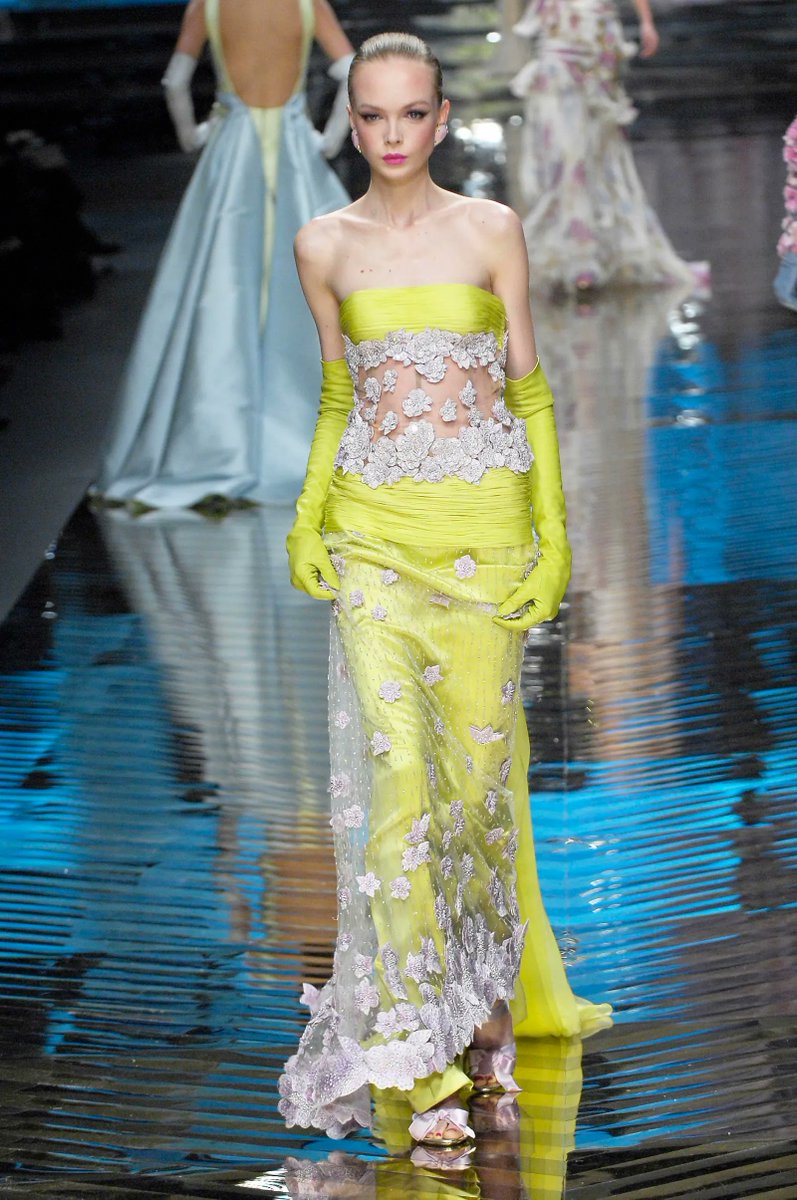 Fashionismo's tweet photo. A última coleção assinada por Garavani foi a Spring 2008 Couture de Valentino #ripvalentino https://t.co/f1bb6HjVOQ