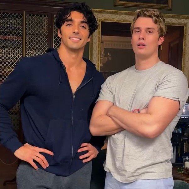 SeriesBrasil's tweet image. Duas geladeiras de 4 portas, Taylor Zakhar Perez e Nicholas Galitzine aparecem mais lindos e gostosos no início das gravações de Vermelho, Branco e Sangue Azul 2.