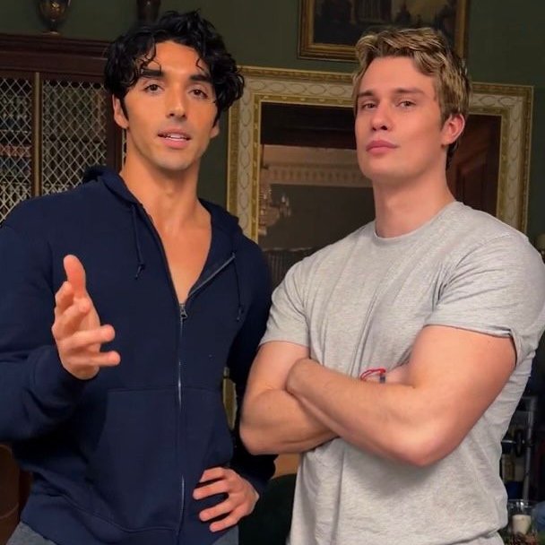 SeriesBrasil's tweet image. Duas geladeiras de 4 portas, Taylor Zakhar Perez e Nicholas Galitzine aparecem mais lindos e gostosos no início das gravações de Vermelho, Branco e Sangue Azul 2.