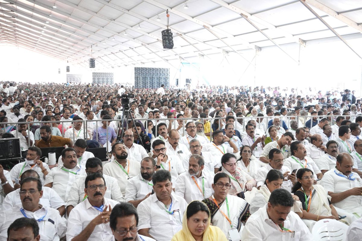 कोच्चि में आयोजित स्थानीय निकाय एवं पंचायत चुनावों के कांग्रेस प्रत्याशियों की “महा पंचायत” में नेता प्रतिपक्ष <a href="/RahulGandhi/">Rahul Gandhi</a> जी के साथ सम्मिलित हुआ। हाल ही में संपन्न हुए इन चुनावों में मिली जीत यह दर्शाती है कि केरल की जनता मज़बूत नेतृत्व और अपनी प्राथमिकताओं को पूरा करने की