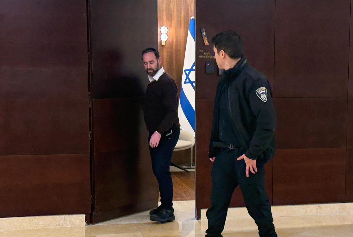 shilofreid's tweet photo. ברקע סערת התקציב וחוק הגיוס: ראש המטה של ח"כ מקלב, יו"ר סיעת יהדות התורה יוצא מלשכת נתניהו https://t.co/lXo6mawtBv