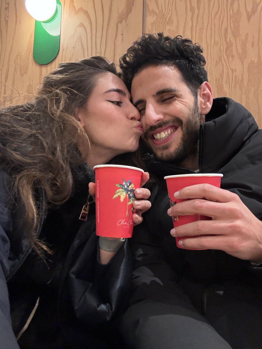 nasdaily's tweet image. 2 days after October 7th….

I found myself on a date with a Jewish girl.
As an Arab Muslim, I was on edge.

What if politics and religion destroy our chances? 

What if…she doesn’t show up? 

Well, she did. 
And I had the most important date of my life. 

When the whole world…