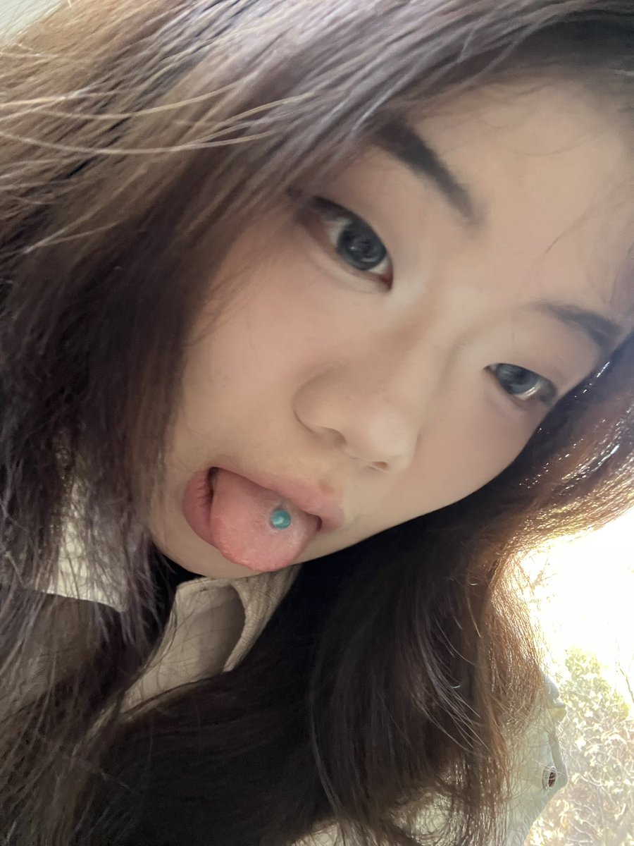 这个钉子虽然看着好看但是我出去玩一趟掉了两三次…谁懂逛着逛着突然从嘴里吐出一个圆形小球的救赎感^ ^