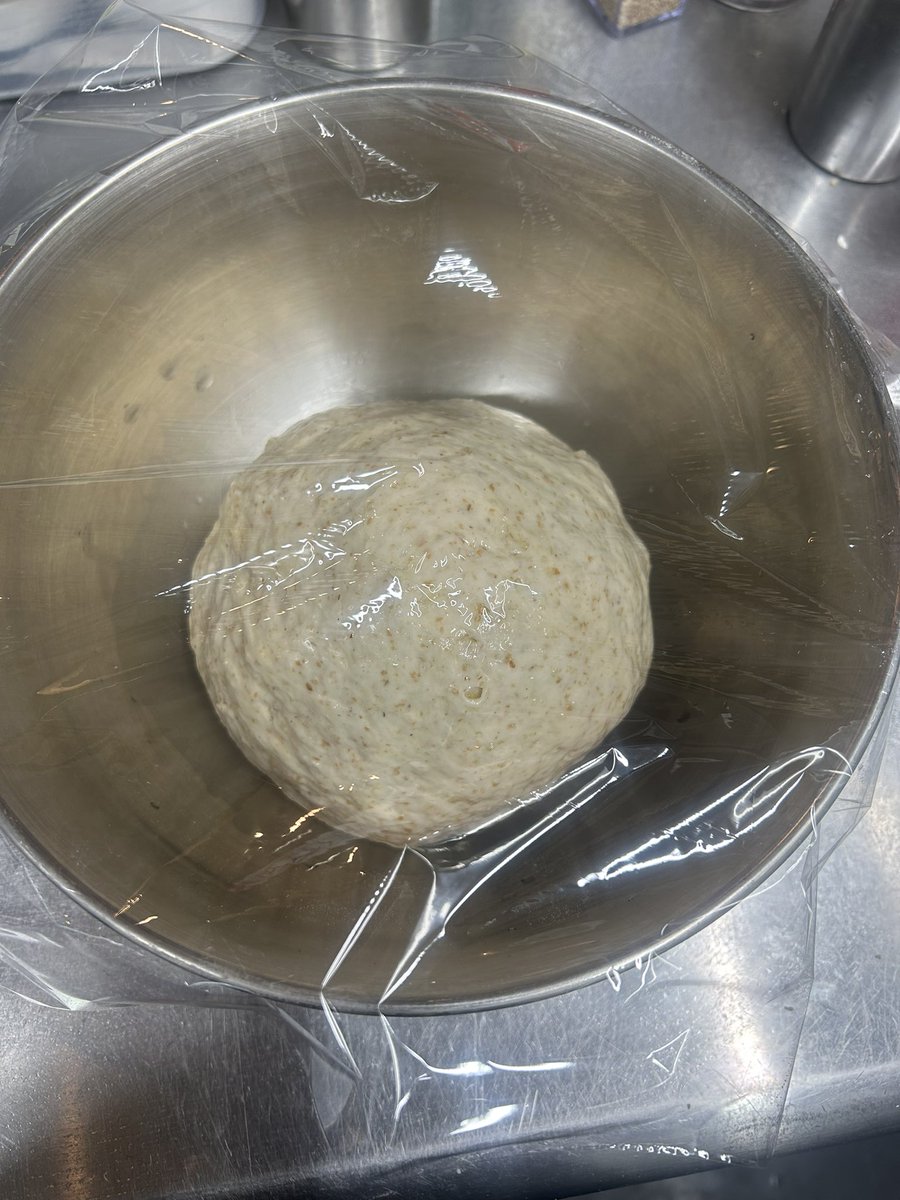 お疲れ様でした！
ビールビール🍺_(:3 」∠)_

ヒマだと確信してピザ生地捏ねて発酵待ちの間に満席になった。
営業終了後、ボウルいっぱいになったピザ生地を小分けにして持ち帰り晩酌に🍕🍺
空きっ腹にビールが沁みる〜✨