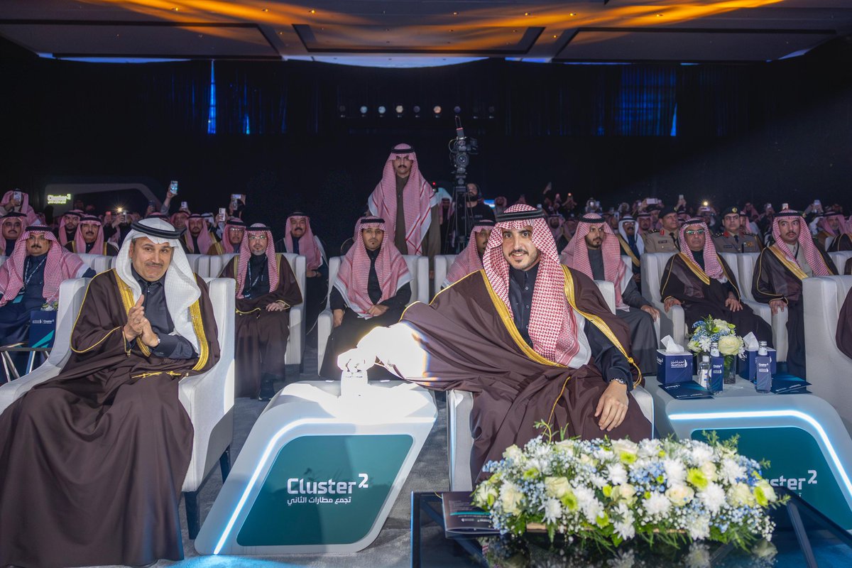 SalehAlJasser's tweet photo. اشكر صاحب السمو الملكي الأمير فيصل بن نواف بن عبدالعزيز، أمير منطقة الجوف على رعايته وتشريفه لإفتتاح مطار الجوف الدولي الجديد، الذي يعد اضافة مهمة ضمن شبكة المطارات بمناطق المملكة بطاقة استيعابية تبلغ مليون وستمائة الف راكب سنوياً ومساحة اجمالية لصالة السفر الجديدة تبلغ أربعة وعشرين ألف متر مربع وتصميم حديث يواكب المعايير العالمية مدعوم بأنظمة تشغيل وتقنيات متقدمة تسهم في تقديم تجربة سفر مريحة ورفع كفاءة العمليات التشغيلية بالمطار، حيث سيسهم مطار الجوف الدولي الجديد في تعزيز الربط الجوي بالمنطقة وتسهيل حركة التنقل الداخلي والدولي لدعم الحراك التنموي في المنطقة وتحسين جودة الحياة ودعم النمو الاقتصادي تحقيقاً لمستهدفات الاستراتيجية الوطنية للنقل والخدمات اللوجستية ضمن #رؤية_السعودية_2030