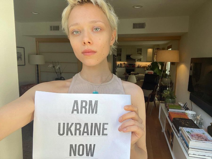 #ЛюдськийФактор
Іноді найважча роль — залишитися собою.
Українська акторка Іванна Сахно відмовилася від контракту з Netflix, щоб не грати росіянку: facebook.com/Chekalkin.Dmit…