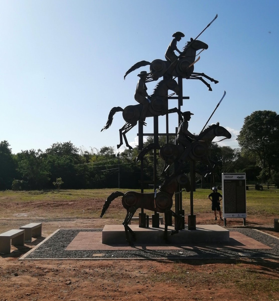 Hoy se conmemora 215 años de la batalla de Paraguarí librada en 1811 y que dio origen a la independencia patria. Es lamentable que la municipalidad de Paraguarí "olvido" hacer un acto patriótico como era de esperar pero Simbron piensa entre el rekutu y la pesadilla de la cárcel.
