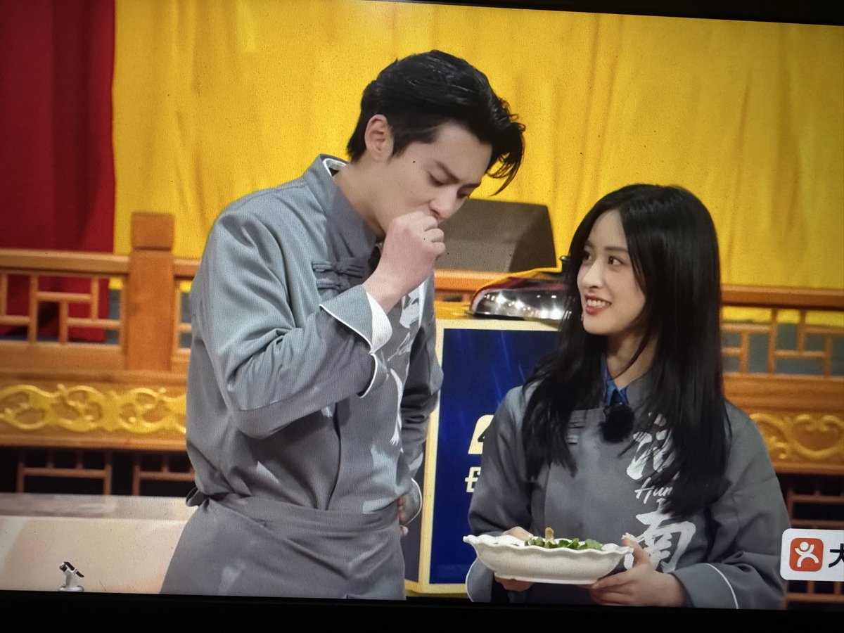 #WangHeDi (#DylanWang) and #ShenYue in a cooking competition,trying out each others cooking. This simple, domestic, sweet scene makes my heart so happy 💛💜 As a longtime #DiYue #DyShen fan I wished so much to watch something like this. Greatful for #iQIYI and #wandertogether