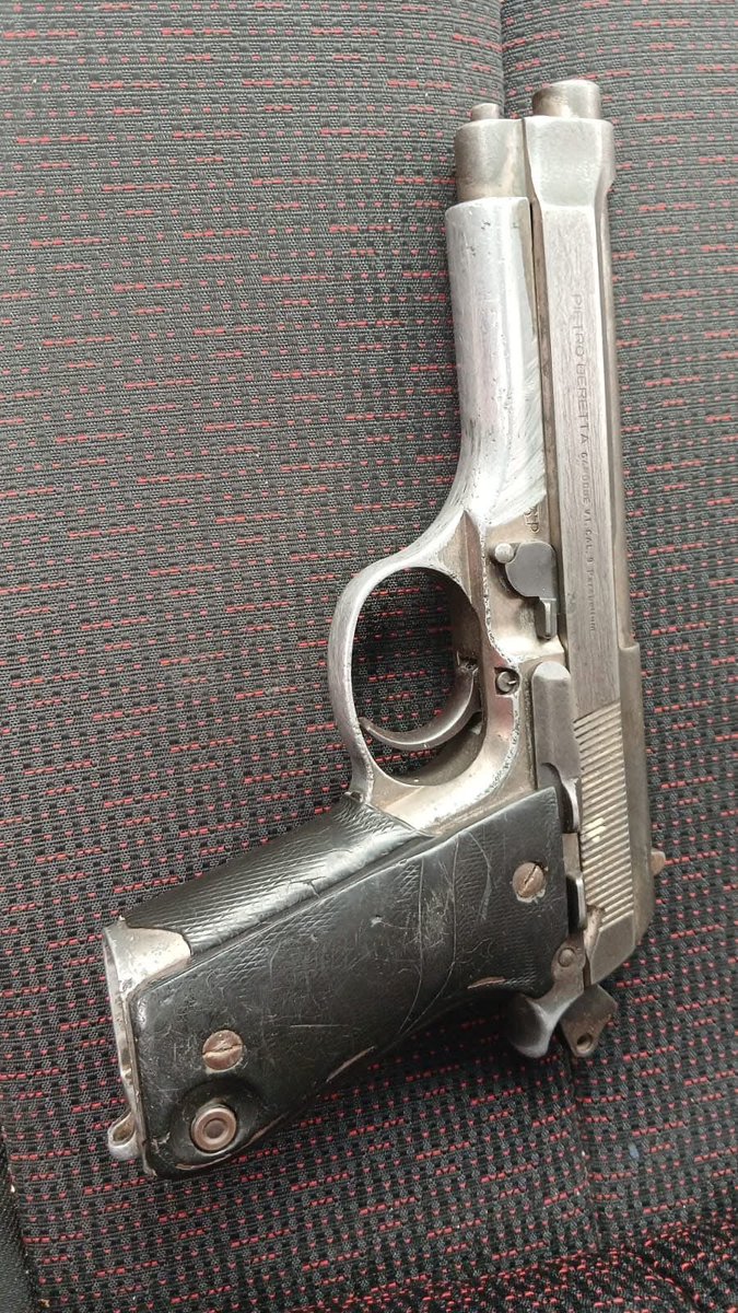 Am_Blujay's tweet photo. ๐จ #PoliceKillings ๐จ
A suspect wanted for the murder of a police officer evaded arrest in Orange Farm early this morning (Mon, 19 Jan 2026), fleeing after spotting police and abandoning a vehicle.
๐ซ A handgun with a filed-off serial number and 17 live rounds were recovered.
Meanwhile, Nkosiyapha Mazibuko (19) appeared in Balfour Magistrateโs Court today and remains in custody. He returns to court on 22 Jan 2026 with four co-accused.
๐ฎโโ๏ธ Authorities vow to arrest all remaining suspects linked to the Grootvlei police murder.