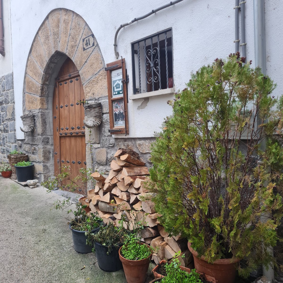 lakukula's tweet photo. Las reservas de leña junto a las puertas de las casas nos recuerdan que todavía queda invierno. Burgui. Valle de Roncal, Pirineo navarro. https://t.co/bhpf0Ry8Pw