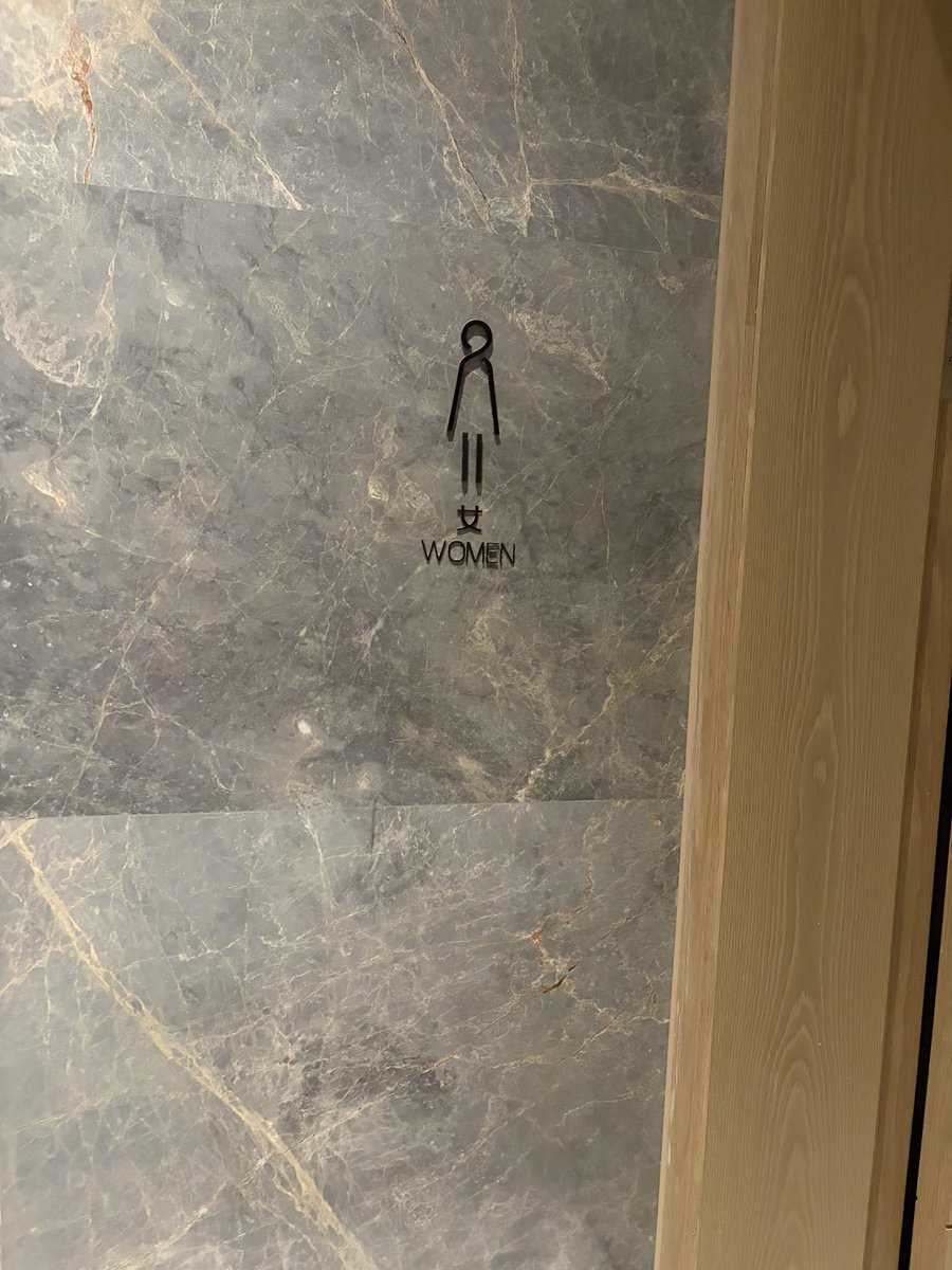 danielbeij's tweet image. 领导喝多了进女厕所了咋办