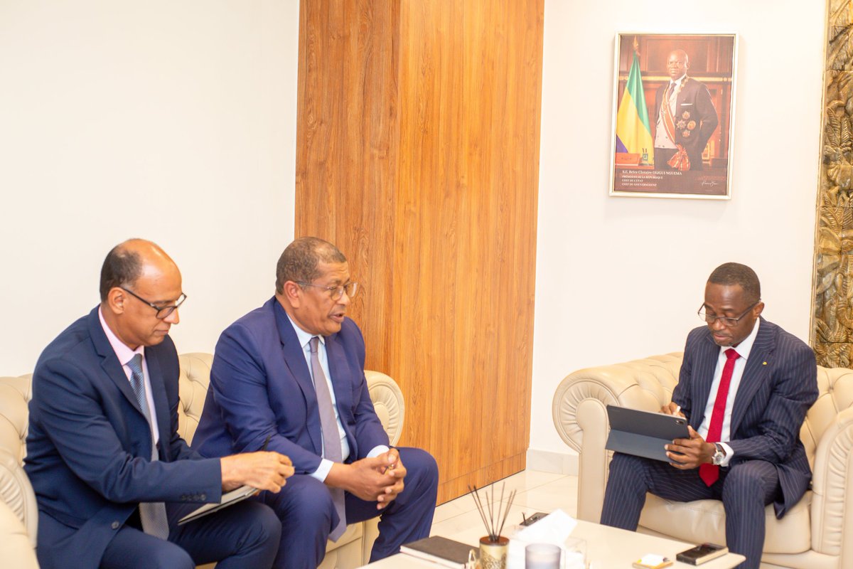MinesGabon's tweet photo. le ministre des Mines, Sosthène Nguema Nguema, a reçu l’administrateur directeur général de la Compagnie minière de l’Ogooué (Comilog), Léod-Paul Batolo, pour une première prise de contact institutionnelle. 

Pour en savoir plus, cliquez ⤵️⤵️⤵️
https://t.co/SOmojuKuVn https://t.co/rQGqO3PgYK