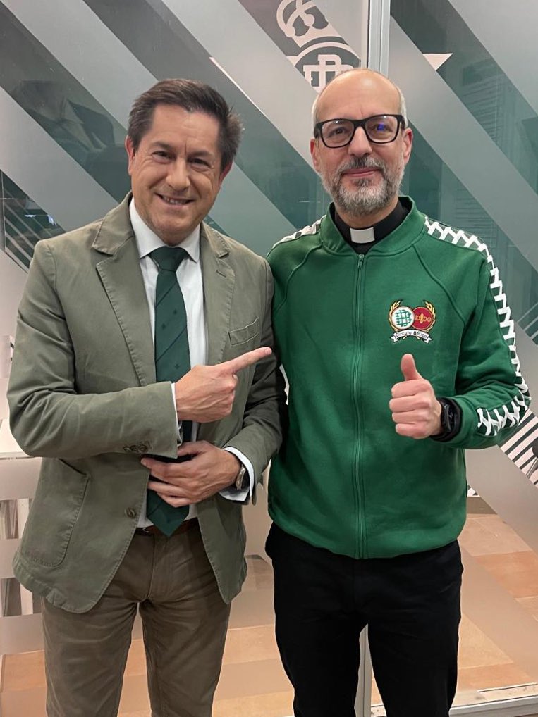 circulobetico's tweet photo. Esta noche estará en Gol Sur Premium de @RTVBetis nuestro director espiritual, el padre @PIsraelRG. ¡Y lo hará con nuestra nueva sudadera! 💚 @juanbustos5 https://t.co/BYfZXYZoyj