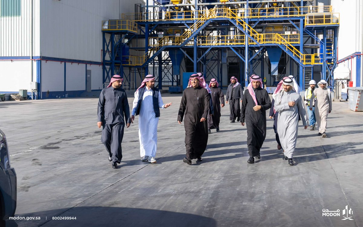 Modon_En's tweet image. During his visit to the Tabuk Industrial City, H.E. the CEO of #MODON, @M_Alargoubi , visited Abdullah Abideen Bukhari Factory for Industry, the first factory in the Middle East to obtain the Concrete Sustainability Certification, and reviewed its operational processes and role