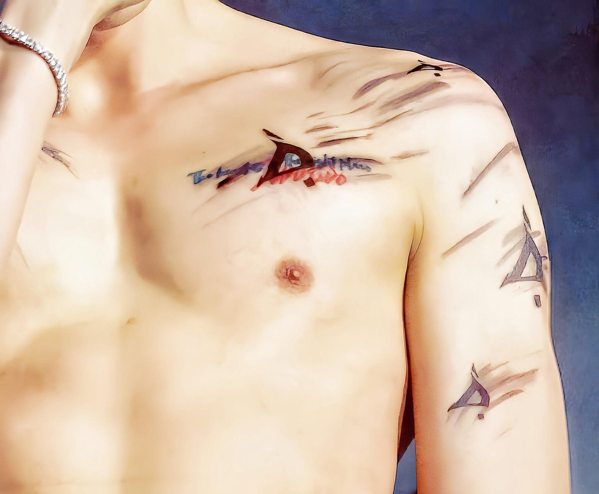We finally understood the tattoo. It took time, but the phrase on his chest makes perfect sense: “The heart is in the right place.” Placed on the left side, over the heart, it’s no coincidence. It goes beyond a beautiful quote, it’s a philosophy carved into the skin #DylanWang
