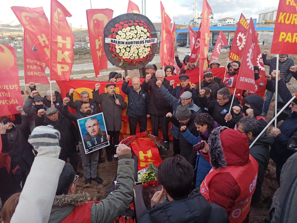 kurtuluspartisi's tweet photo. Yol ver ölüm,
Çök yıkıl ey mezar!
Bak devrim dev gibi dimdik!
İnsan ateştir yanarken yakar,
Bomba patlarsa açılır gedik!

Kaydı hayat şartıyla tüm varlığını devrimci kavgaya vakfetmiş olan Genel Başkan Yardımcımız Av. Metin Bayyar’ı Ankara Karşıyaka Mezarlığı’nda son yolculuğuna uğurladık.

Sözümüzdür:
Metin Bayyar Yoldaş’ımızın ömrünü adadığı insanlığın kurtuluş davasını er geç zafere ulaştıracağız.

Metin Bayyar Yoldaş ölümsüzdür!