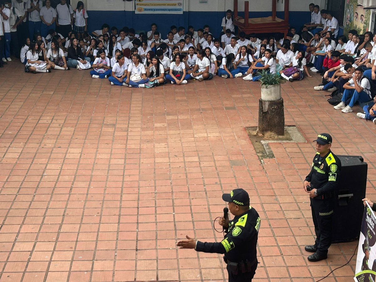 PoliciaDECOR's tweet photo. 📍#Córdoba | Con nuestros grupos de @ProteccionPonal, Policía Comunitaria y unidades del Nuevo Modelo del Servicio de Policía, adelantamos jornadas de acompañamiento y vigilancia durante el #RegresoAClases, con el fin de fortalecer la seguridad y la protección integral de niños, niñas y adolescentes en entornos educativos.

Estas acciones preventivas buscan garantizar un retorno seguro a las aulas, promover la convivencia y generar confianza entre la comunidad educativa y la institución policial. #YoProtejoLaNiñez