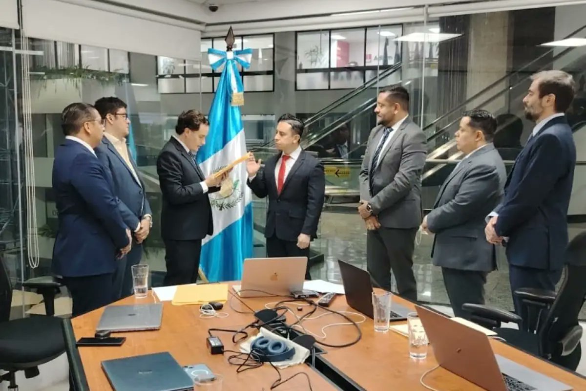 carlos_vills04's tweet photo. Superintendencia de Competencia.
Entre el director, los 3 titulares y los 3 suplente, se gastará Q525 mil solo en salarios (el 40% de su presupuesto). Como es posible que se sigan eligiendo a personas corruptas como Jorge Miguel Castillo Castro.
Le tenían fe a la ley de super intendencia, pues malas noticias, no servira de nada.