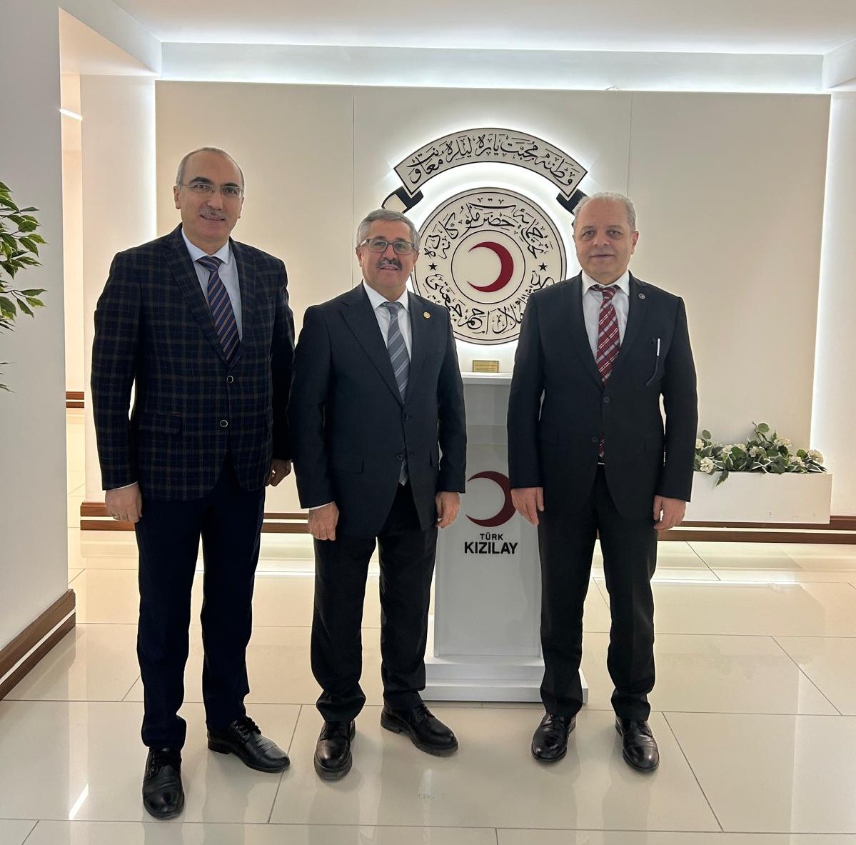 KizilayKurumsal's tweet photo. Sayıştay 2. Daire Başkanı Nükrettin Parlak, Genel Sekreter Yardımcımız Şükrü Can’ı Genel Merkezimizde ziyaret etti. https://t.co/bOB8XZ3Ifc