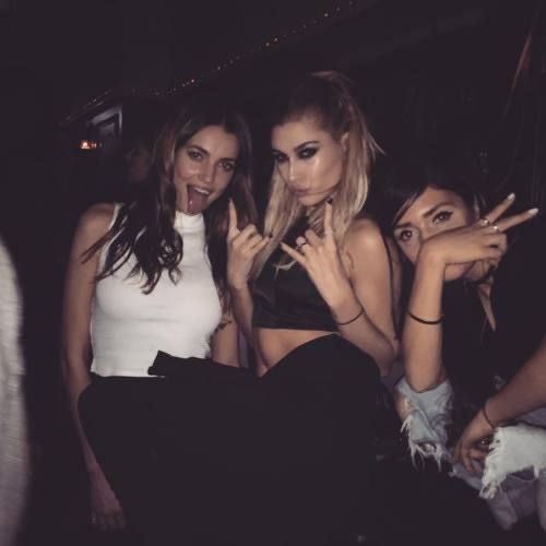 honeybler's tweet image. imagina não amar a icônica hailey baldwin viciada em canadenses?