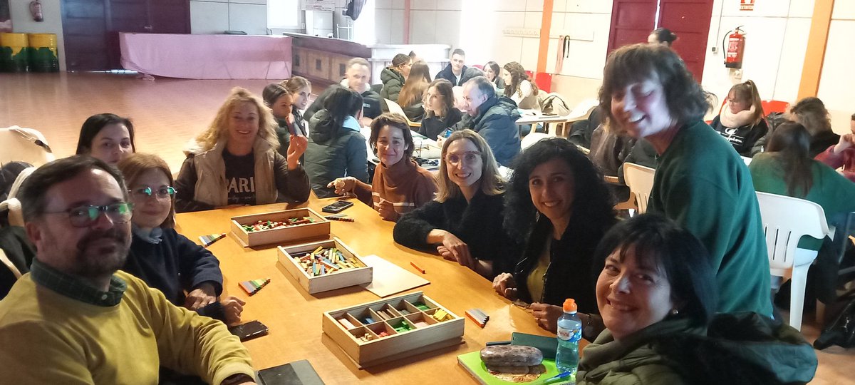 Esta tarde el profesorado de los colegios de San Francisco, Gibalto y Monte Hacho de Loja, practican con las "Matemáticas que se tocan".<a href="/cepdegranada/">CEP de Granada</a> "Matemáticas Manipulativas"261811GE143.
