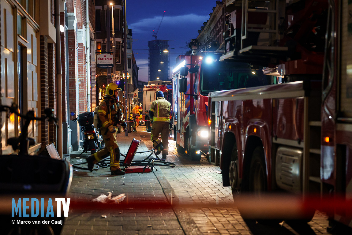 Brand in woning aan de Zwaanhals in Rotterdam opgeschaald naar middelbrand