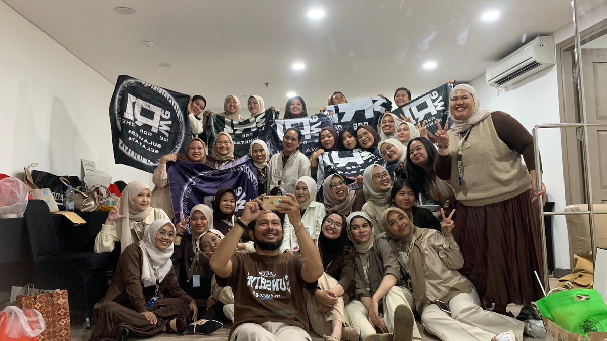 tiiivyy's tweet image. Happy 3rd anniversary, WeR1 🤍

Thankyou for staying, supporting, trusting, and growing with this space for three whole years, Semoga Rony dan WeR1 bisa selalu besinergi dgn baik dan hal baiknya, momen menyenangkan nya, rasa bangganya bisa jauh lebih banyak dibanding sebelumnya🫂