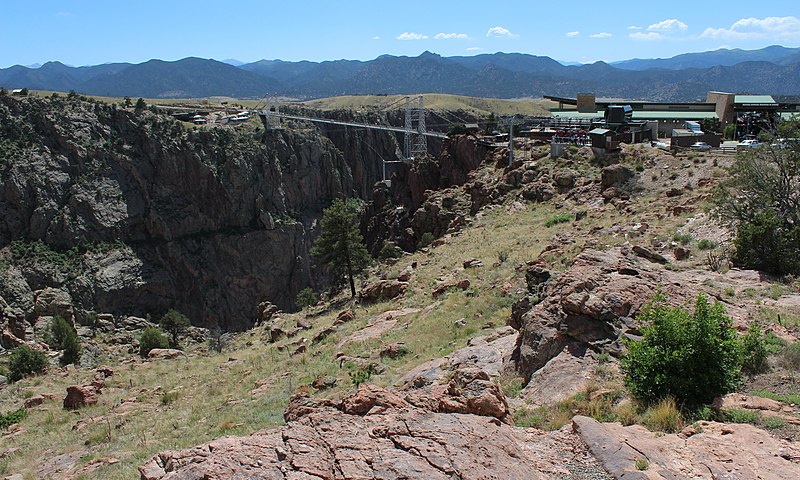 RootLocale's tweet image. Today we're exploring Royal Gorge Bridge in Fremont County, Colorado!

This wonder spans 1,260 feet across the Arkansas River, 955 feet above the riverbed. It’s one of the world’s highest bridges, offering thrilling views of the gorge.