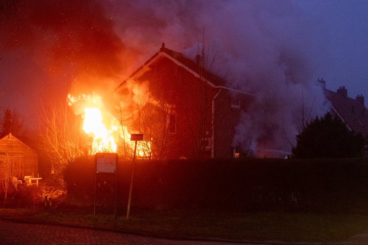 Uitslaande brand verwoest woning in Oudehaske