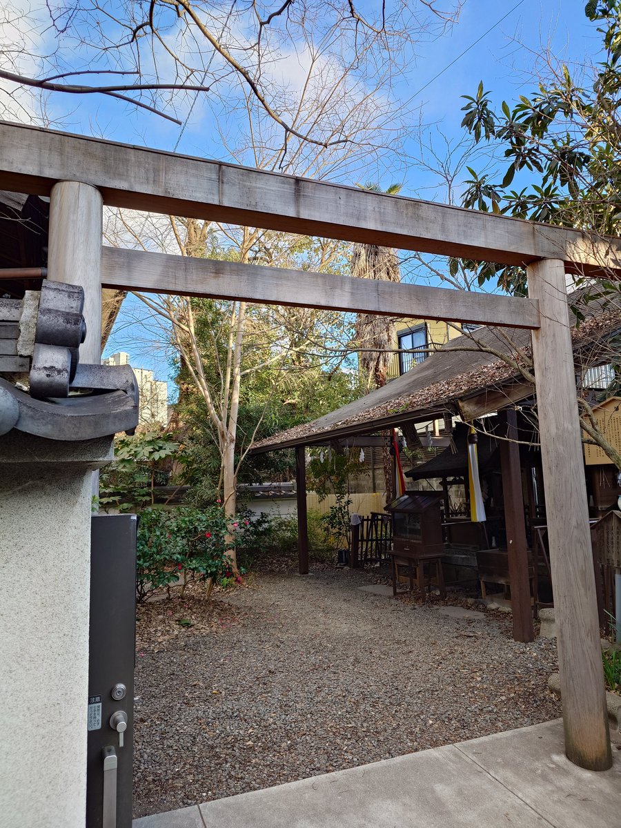 #橋姫神社
#瀬織津姫命
岩戸落葉神社を後にし、最後に向かったのは橋姫神社。道中やけに混んでいると思ったら、すぐ近くに世界遺産・平等院。さすが宇治だなと納得しつつ、橋姫神社近くで駐車場を探しているうちに、なんと神社を通り過ぎていました
 instagram.com/reel/DTs10qdgd…