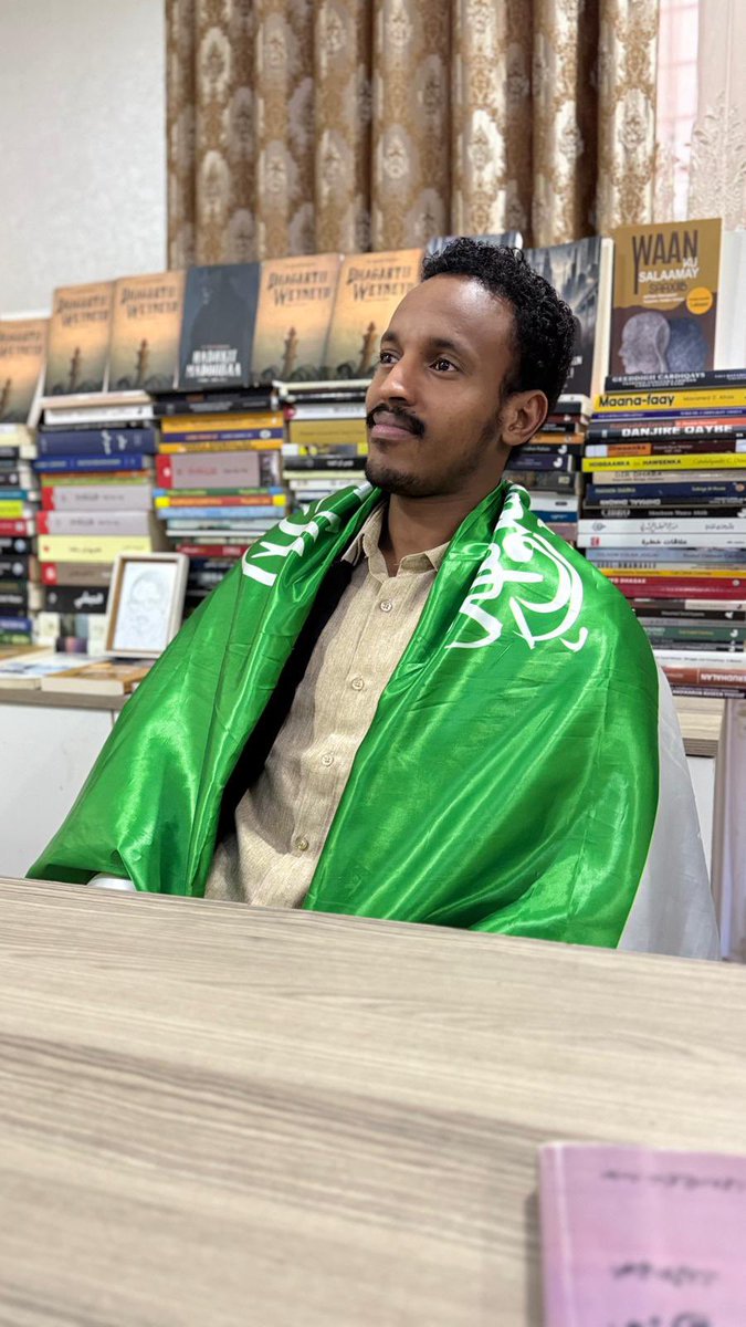 “Ninkii doona door iyo xornimo daal Allaa badaye,
Dab inuu muquurtaa uga dhigan deeqda malabeede,
Dadna way colloobaan siduu aabbohood dilaye,
Duulna ways ahaadaan siday rixim dawaafeene,
Dheeftana wuxuu doonayiyo duunyo midheheeda,
Diihaalka silicaa uga dhigan duubka sharafeede,