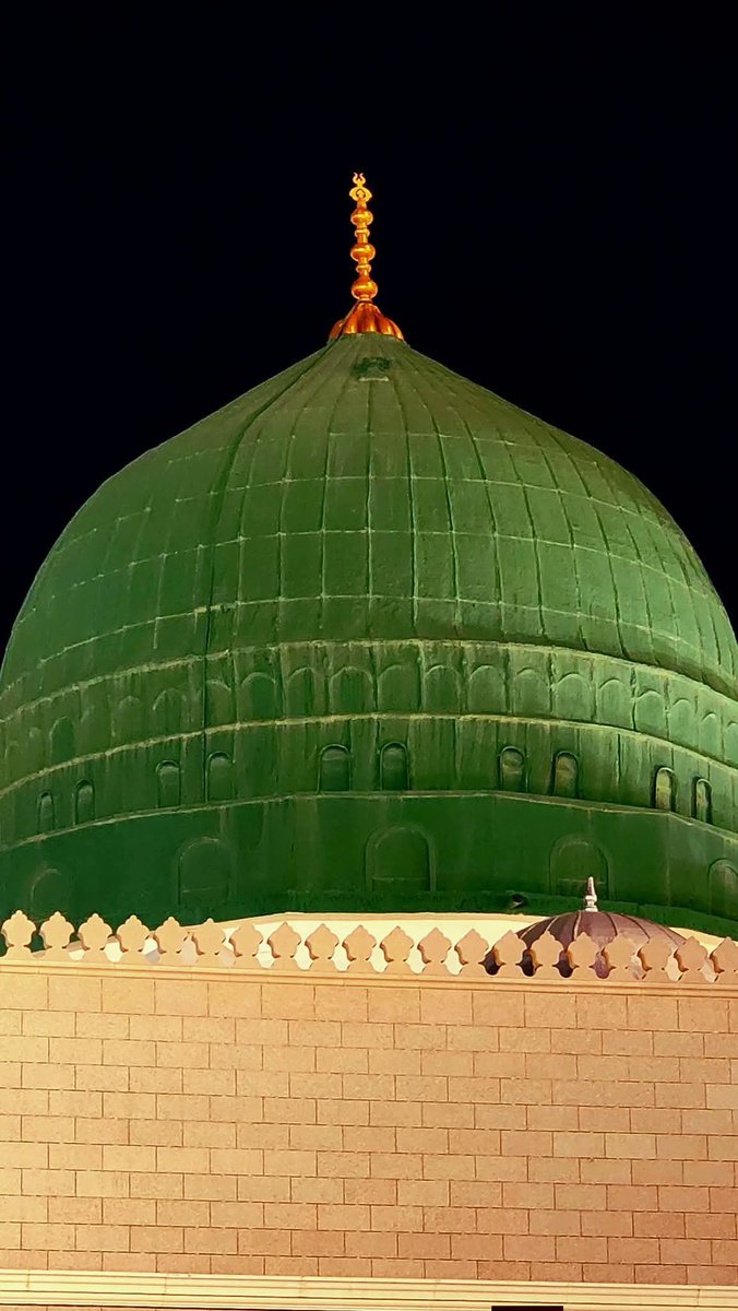 روح نے بھید پایا زندگی نے حقیقتِ حیات
غلامی میں شاہی درِ سرکار ﷺ کی گدائی 
مانگنے کا سلیقہ بھی نہ تھا تجھ کو تو فقیر
رازِحق کی حقیقت سے تجھ پہ پردہ اُٹھادیا

#قومی_زبان
RT 🔁💯👈🏻 
#TDR__now