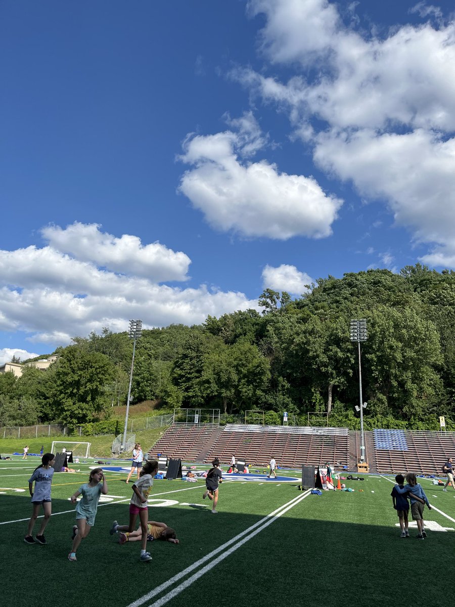 PaceyMav's tweet image. 今天开始暑期夏令营报名，妻子说今年各种班特别抢手，去年因为回中国所以今年没有老学员的优先报名资格，抢手的各种运动类球类游泳可能抢不到，啦啦队可能也没有。不知道最后会报到什么课程。…