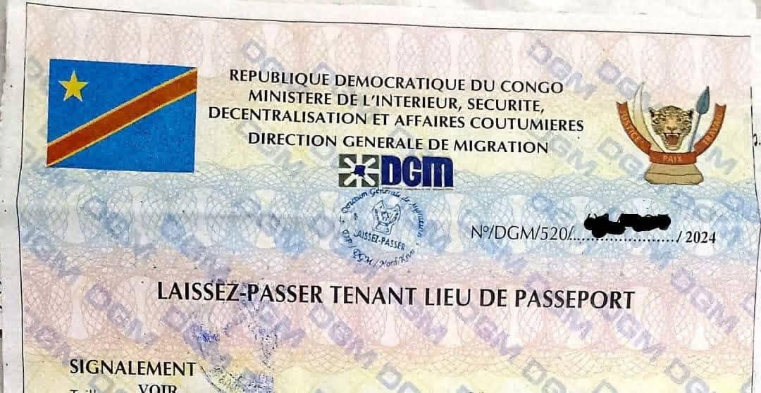 l_jimanel's tweet photo. 🛑 RDC : UN PAYS, DEUX ÉTATS ? OU JUSTE UN BUSINESS SUR LE DOS DU PEUPLE ? 🇨🇩

C’est le monde à l’envers ! On se demande si on est toujours dans la même République ou si on a franchi une frontière internationale sans le savoir. Comment expliquer qu'un citoyen soit traité comme un étranger dans son propre pays ?

Le calvaire du Congolais en 3 étapes :

1. À KINSHASA : Tu achètes un « Tenant Lieu de Passeport » à 50$ (valable 3 mois) pour voyager vers l’Est. Déjà, le prix pique, mais tu payes pour être en règle.

2. À GOMA : À peine arrivé, on te CONFISQUE ton document ! Le motif ? Un règlement de compte administratif ridicule : « Kinshasa refuse nos documents, alors on refuse les leurs. » On est où là ? C'est une guerre de paperasse entre provinces ?

3. LE RETOUR : Pour rentrer chez toi, on t'oblige à racheter un AUTRE document TENANT LIEU à 25$. Et cerise sur le gâteau, arrivé à une autre frontière interne (zone non contrôlée par le M23), on te l'arrache encore !

TOTAL DE LA BLAGUE : 75$ volatilisés. 💸 Et tu te retrouves SANS AUCUN PAPIER dans ton propre pays. C’est de l’extorsion pure et simple !

MA QUESTION EST SIMPLE : Est-ce que nous n'avons plus le droit de circuler librement en RDC ? Pourquoi la population doit-elle payer les pots cassés de vos calculs politiques et de vos guerres d'ego entre services ?

Pas d’emplois, une crise économique étouffante, une paix qui ne tient qu’à un fil... et vous trouvez encore le moyen de transformer la libre circulation en un business lucratif sur le dos des pauvres citoyens !

C'EST ASSEZ ! Partagez au maximum pour que ces pratiques cessent. On ne peut pas être "clandestin" chez soi ! ✊🇨🇩

#RDC #Injustice #DGM