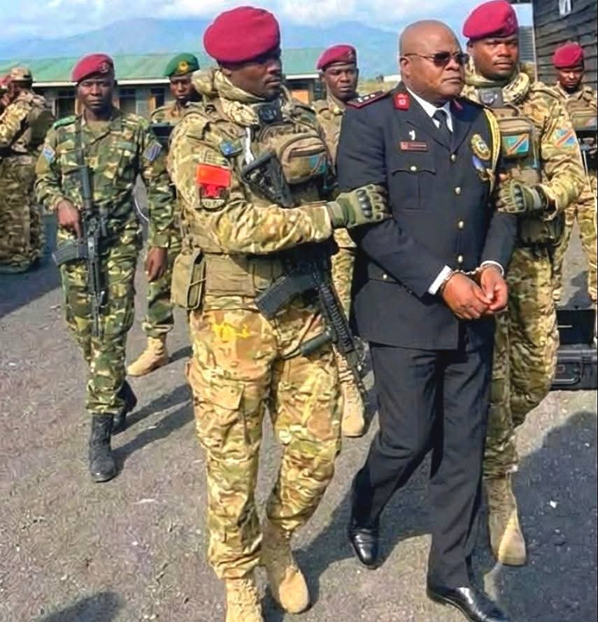 ngoy_dr's tweet photo. Général Tshiwewe, ancien Chef d'état major des FARDC : "From Grace to Grass". Cette violence de l'image doit servir de leçon aux detenteurs du pouvoir actuel, y compris Tshilombo. https://t.co/eQH9cxJqMv