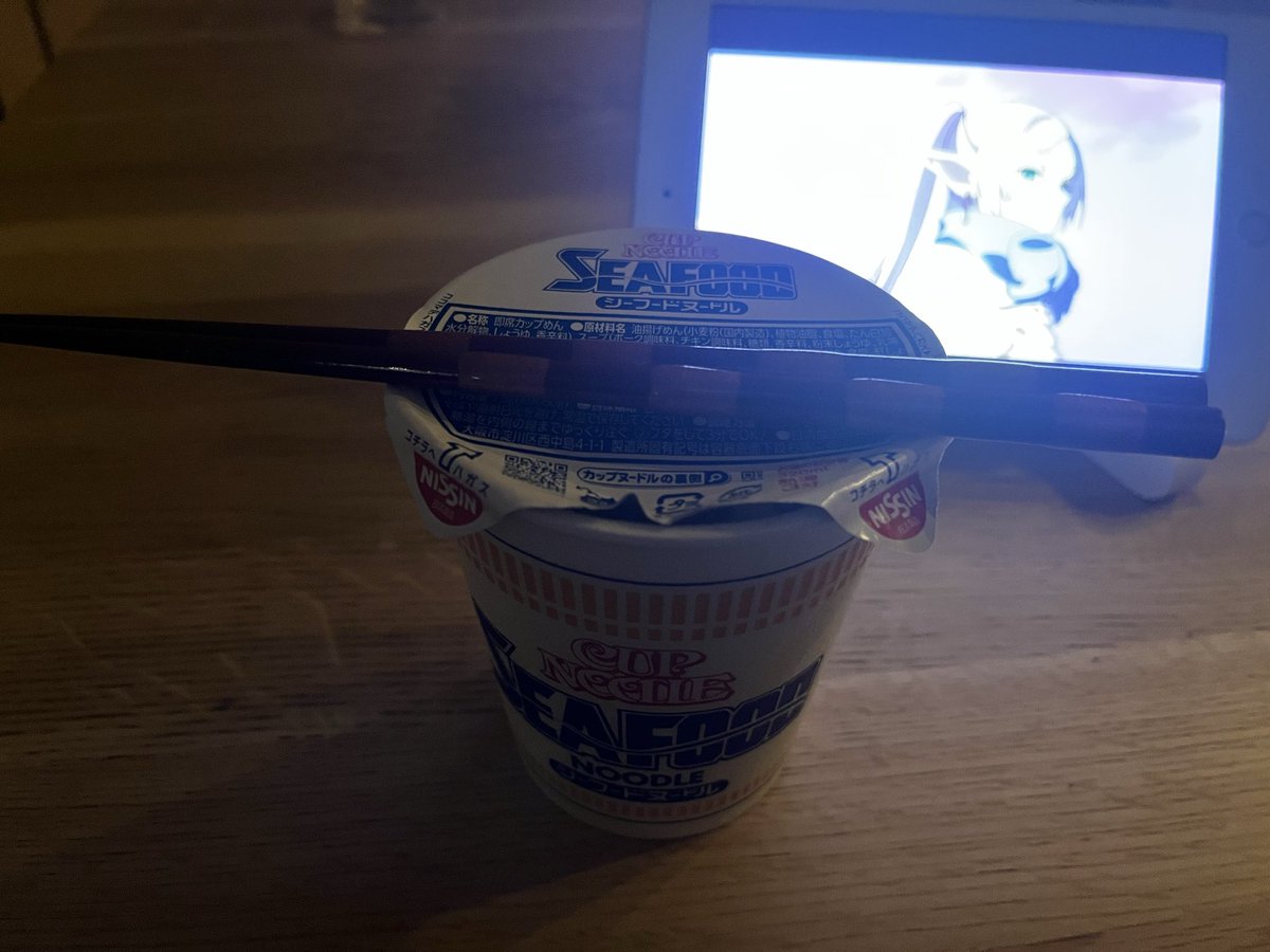 アポロに起こされて目が覚めて、寝れなくなった＆お腹減ったので久しぶりにこんな時間にシーフードヌードルきめようかと思う。
二期始まったし、フリーレン見返しながら。